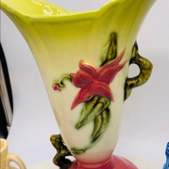 Vintage HULL Vase - Picture 1 of 3